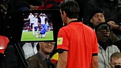 L'arbitro Aytekin consulta la VAR prima di assegnare il rigore all'Italia. 