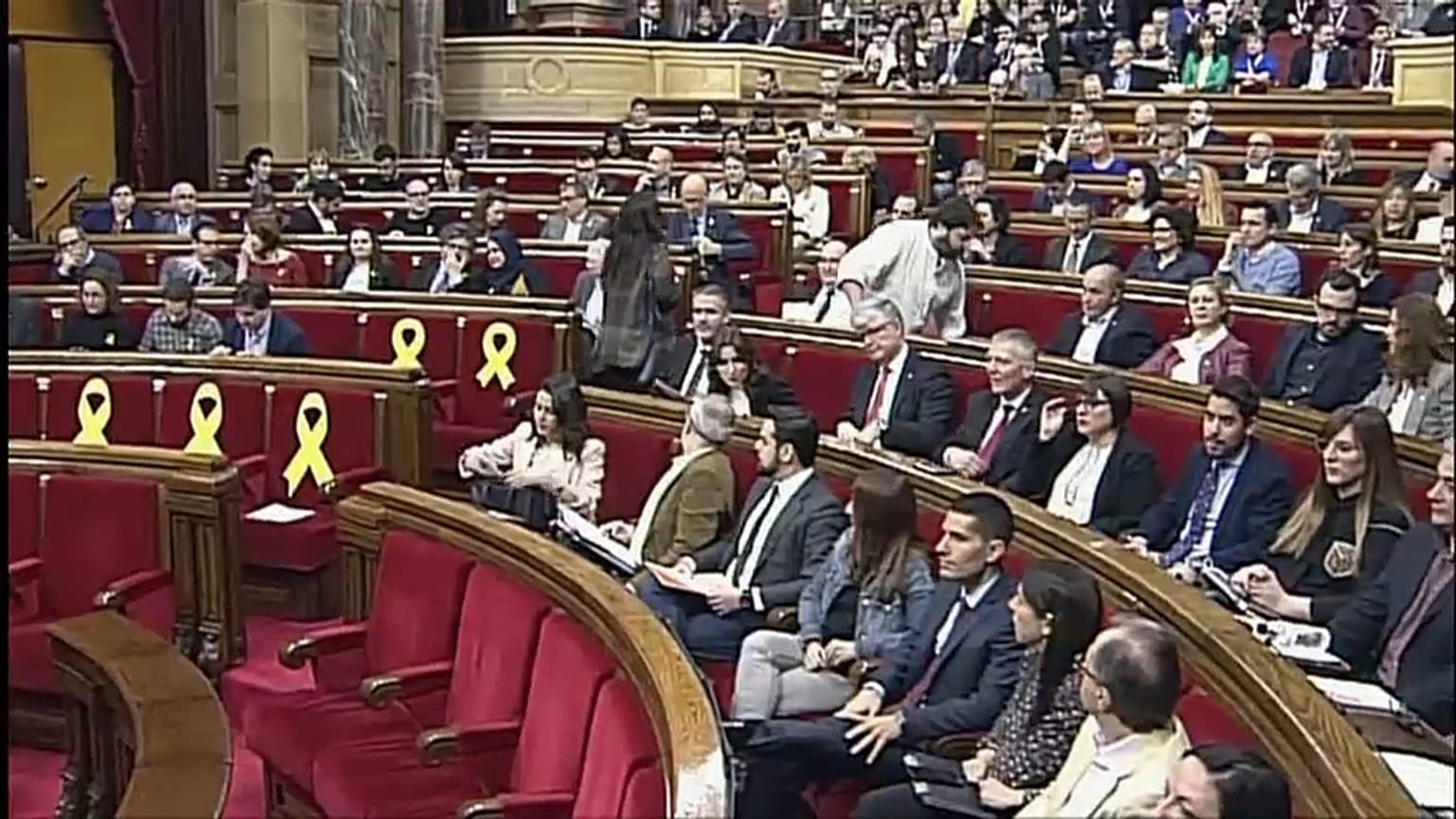 El Parlament pide poder investir a Puigdemont