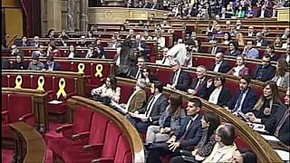 El Parlament pide poder investir a Puigdemont