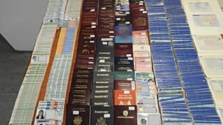 Στα ίχνη «βιομηχανίας» πλαστών διαβατηρίων για μετανάστες η ΕΛ.ΑΣ.