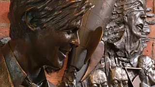Felavatták David Bowie szobrát