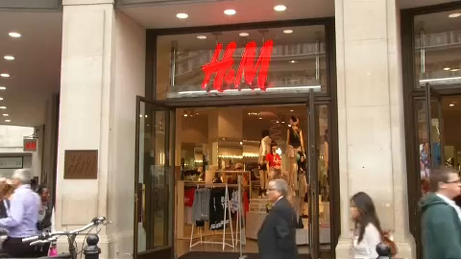 Eladatlan H&M-ruhákkal „etetik” a Västerås-i erőművet