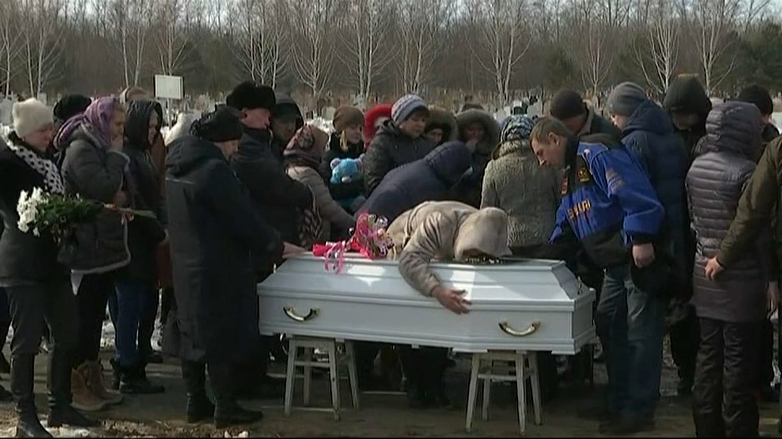 Russia: primi funerali dopo l'incendio. Proteste anti-Putin