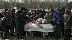 Russia: primi funerali dopo l'incendio. Proteste anti-Putin