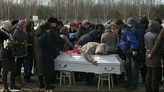 Russia: primi funerali dopo l'incendio. Proteste anti-Putin