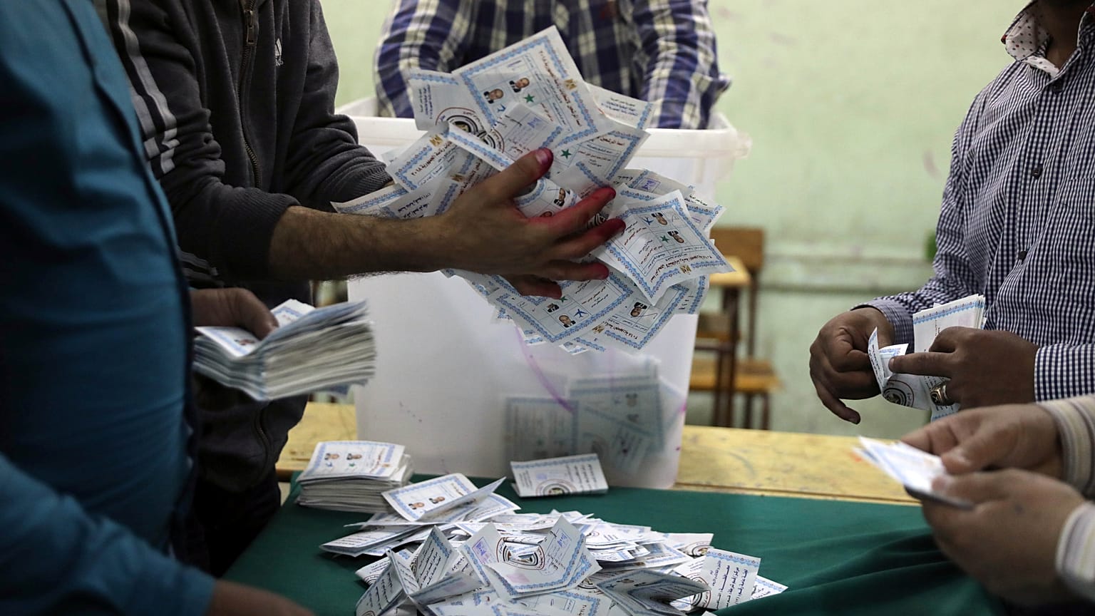إغلاق مراكز الاقتراع بآخر أيام الانتخابات المصرية وغرامات للمقاطعين