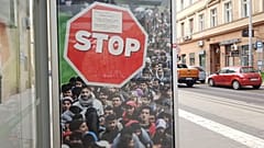 Nigel Farage Brexit-plakátját másolja a magyar kormány