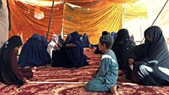 افغانستان؛ زنان ولایت هلمند به کاروان صلح با طالبان پیوستند