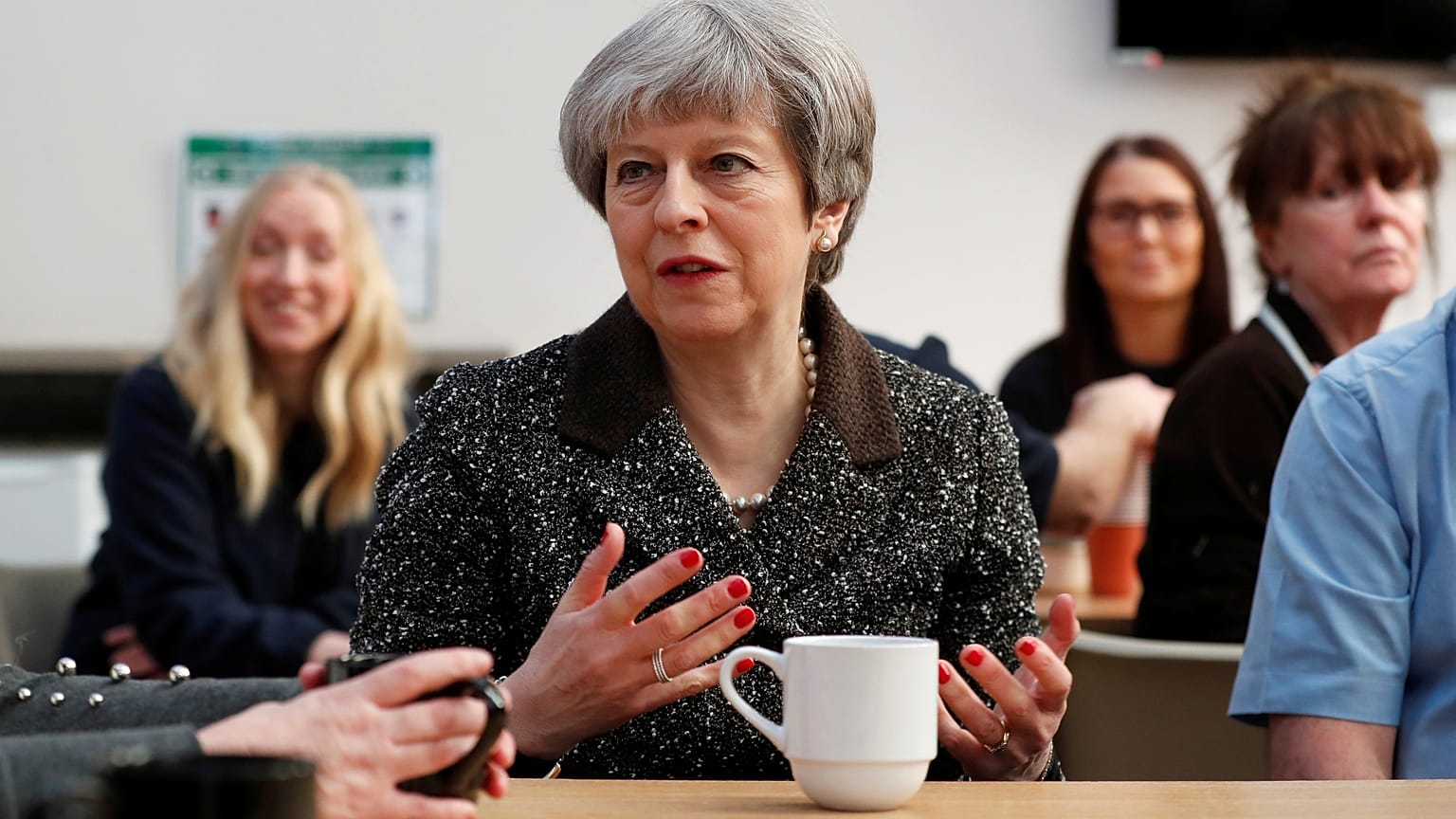 Theresa May in einer Textilfabrik in Schottland