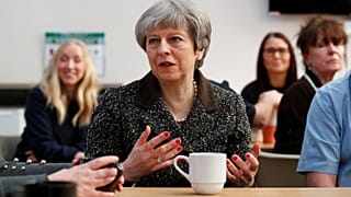 Theresa May in einer Textilfabrik in Schottland