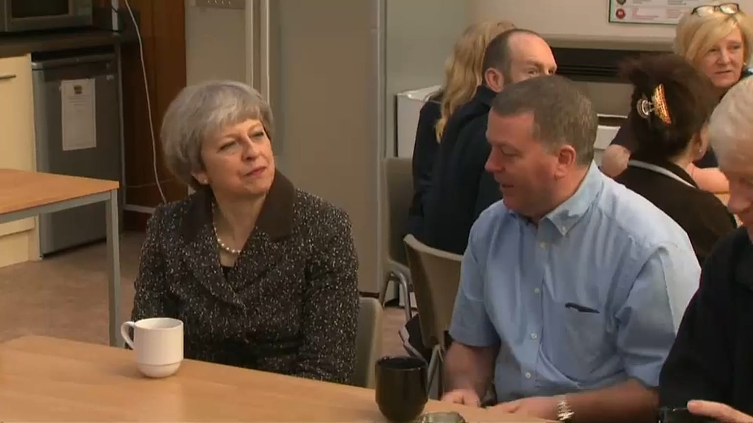 El viaje de Theresa May al precipicio del brexit