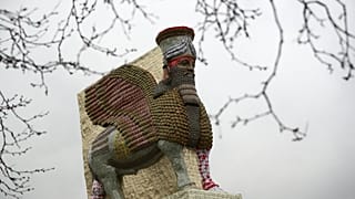 Kanatlı Boğa heykelinin kopyası Londra'da 