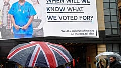 Ein Regenschirm mit einer britischen Flagge in London