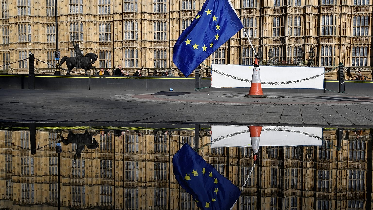 Brexit: Η οικονομία πάει καλύτερα, αλλά...