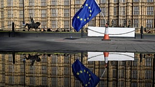 Brexit: Η οικονομία πάει καλύτερα, αλλά...
