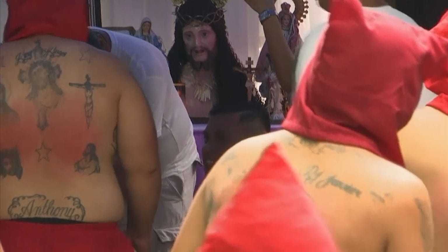 Filipinas recrea la flagelación de Cristo en el Jueves Santo