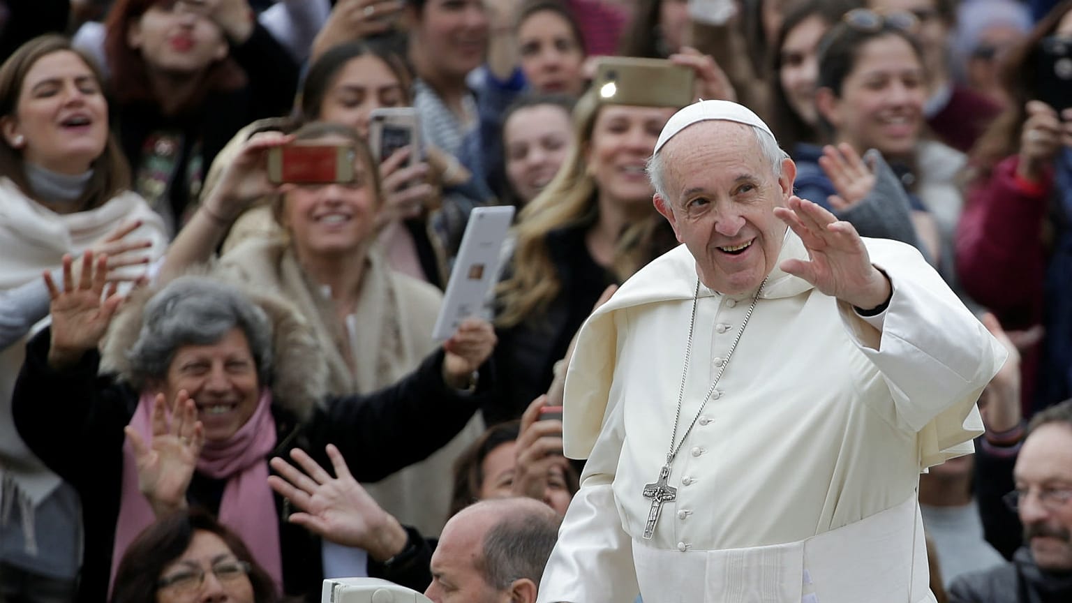 Young cancer survivor gets ride in Popemobile