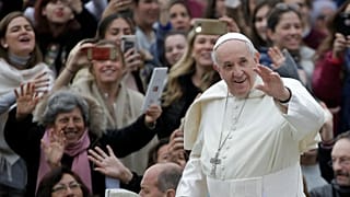 Young cancer survivor gets ride in Popemobile