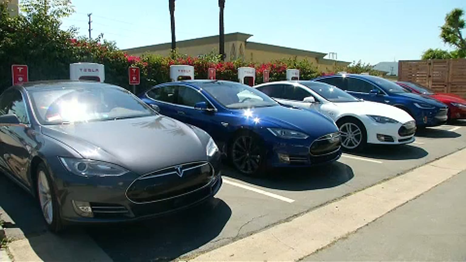 123 000 korai S-modellt hív vissza a Tesla