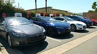 123 000 korai S-modellt hív vissza a Tesla