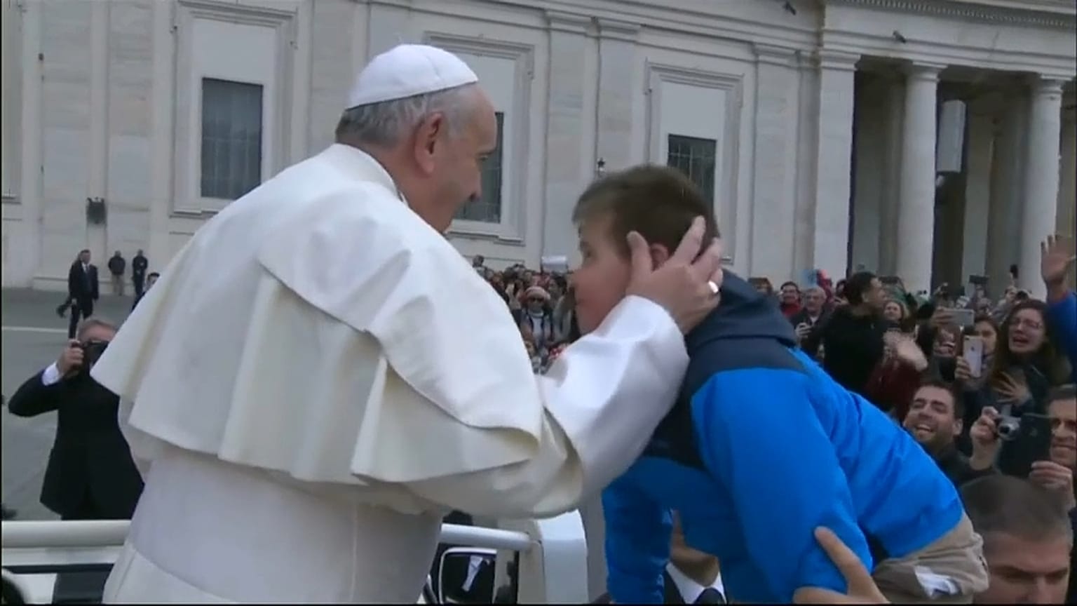 Papa Francisco com Peter Lombardi empoleirado no "carro papa"