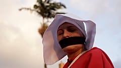 Una activista disfrazada de monja se manifiesta contra Fabricio Alvarado
