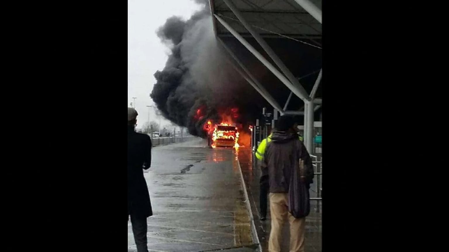 Desalojo y vuelos cancelados en Stansted por un incendio