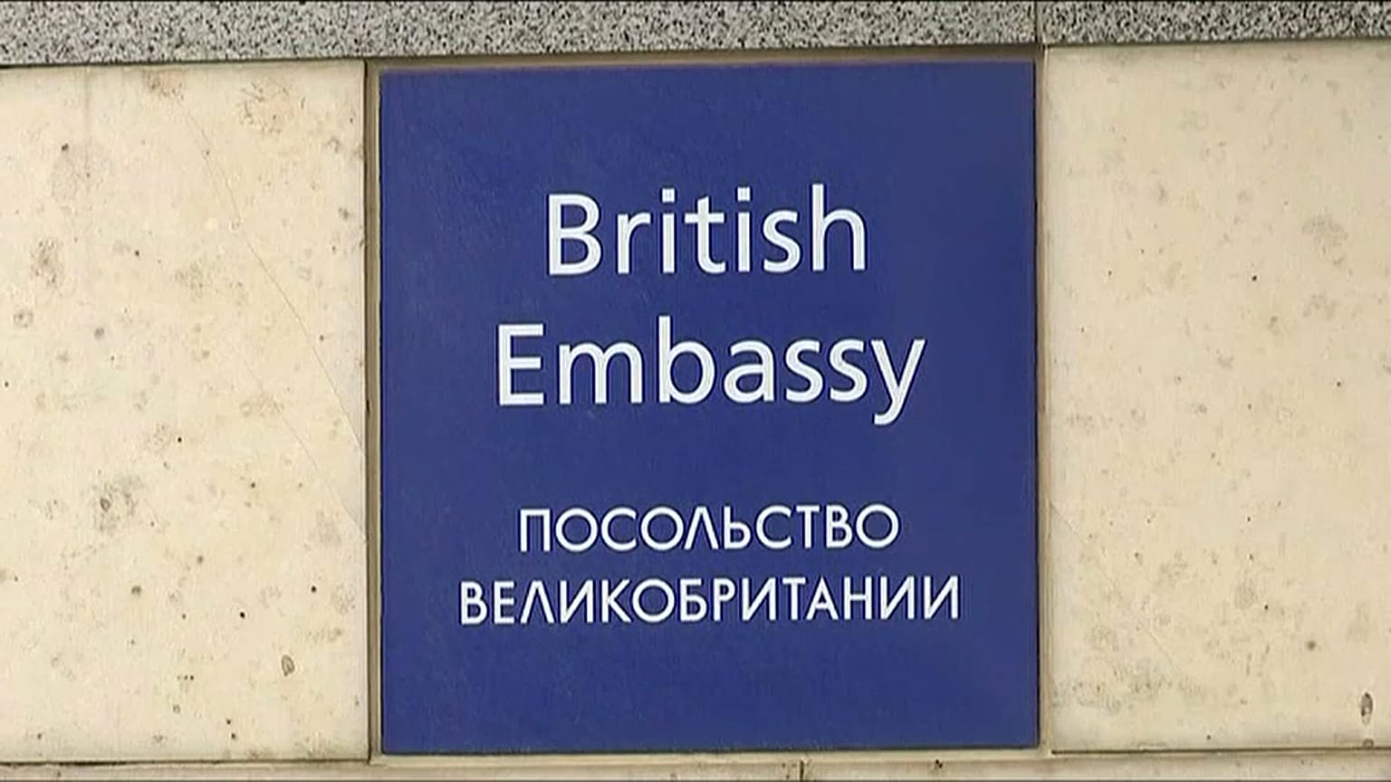 Peggiora la crisi tra Russia e Gran Bretagna: perquisito un volo russo a Londra