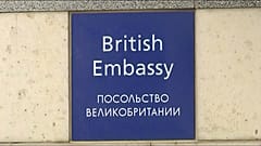 Peggiora la crisi tra Russia e Gran Bretagna: perquisito un volo russo a Londra