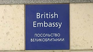 Peggiora la crisi tra Russia e Gran Bretagna: perquisito un volo russo a Londra