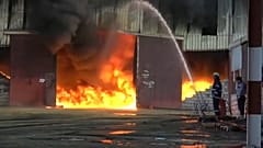 В Ходейде сгорели десятки тонн гуманитарной помощи
