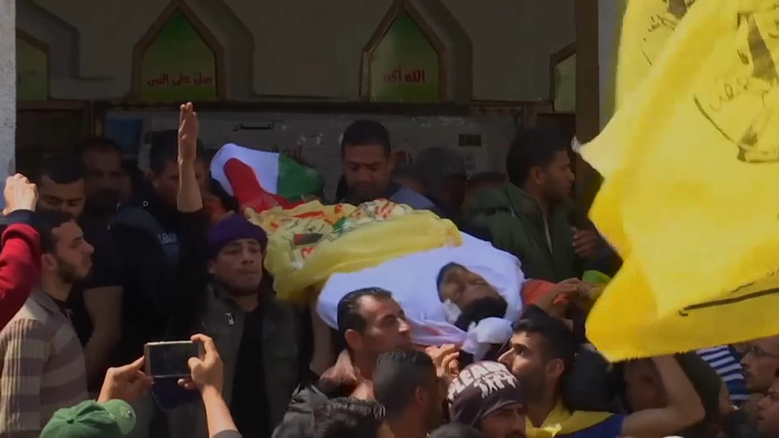 شاهد: المئات يشيعون قتلى مظاهرات غزة 