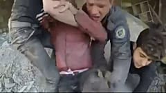 A romok alól mentik a sebesülteket