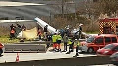 Самолёт врезался в дорожный указатель