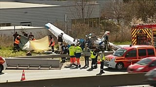 Самолёт врезался в дорожный указатель