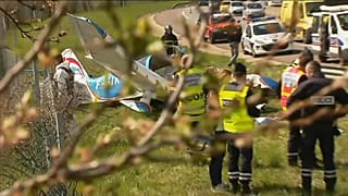 Un avion s'écrase au bord de l'autoroute