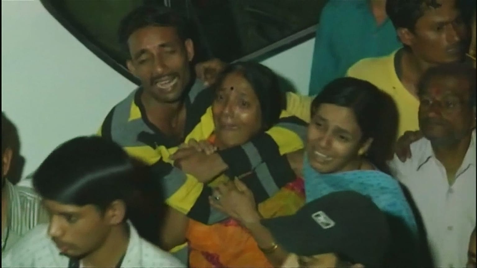 India: collassa un edificio in condizioni fatiscenti, almeno 10 morti