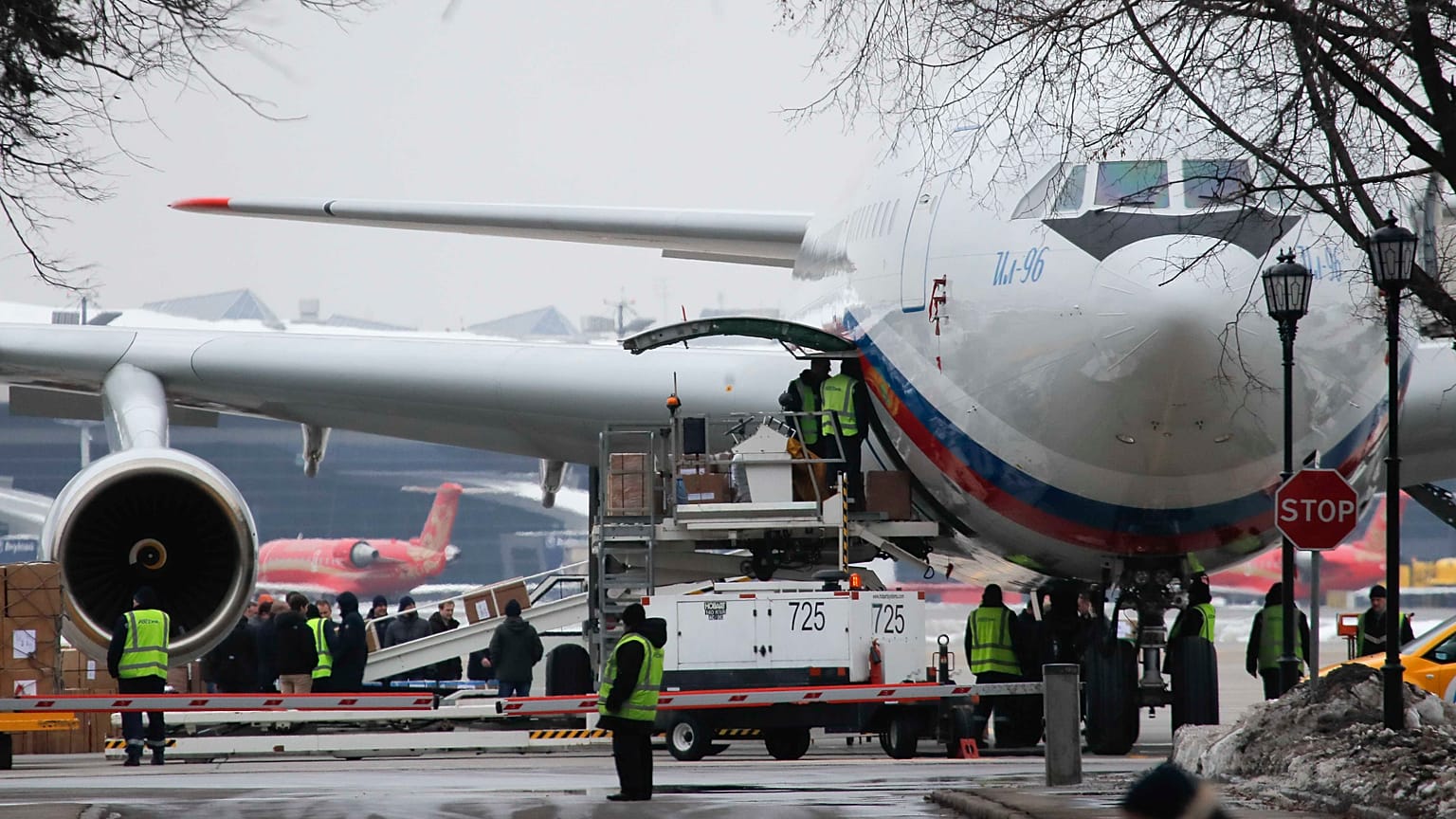 Arrivée à Moscou des 60 Russes expulsés des Etats-Unis