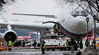 Arrivée à Moscou des 60 Russes expulsés des Etats-Unis