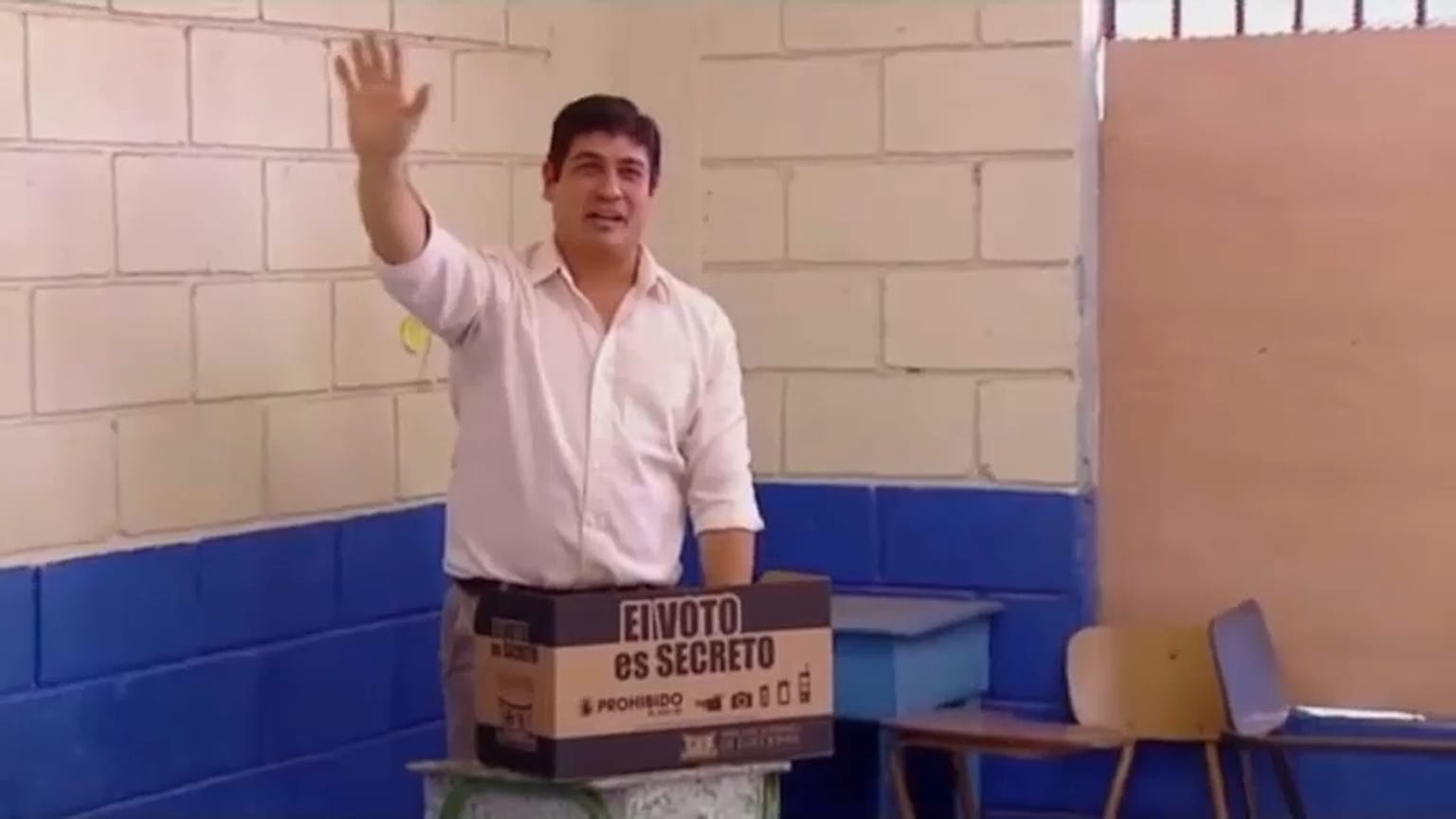  ألفارادو كيسادا يصبح أصغر رئيس في التاريخ الحديث لكوستاريكا