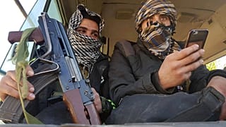 Rebeldes num autocarro durante evacuação de Douma - 1 abril 2018