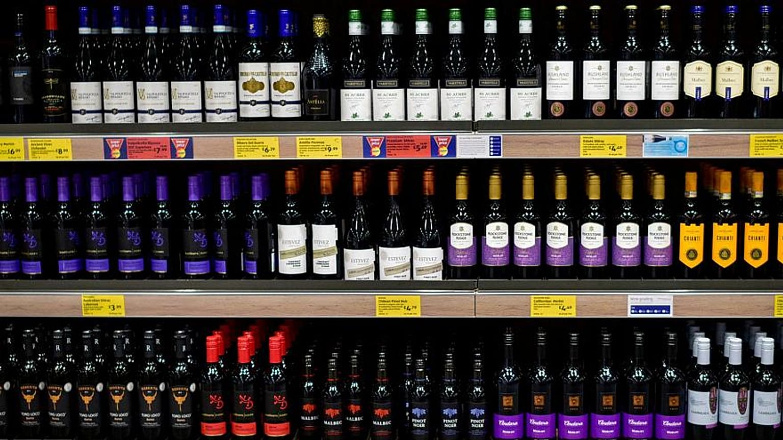 Az alkoholos italokra is rátennék a cigarettásdobozokon használt halálos jelzéseket