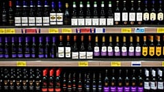 Az alkoholos italokra is rátennék a cigarettásdobozokon használt halálos jelzéseket