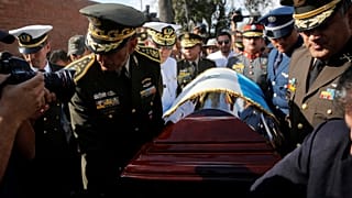 Generales llevan el féretro de Ríos Montt