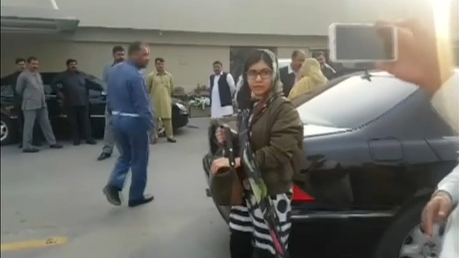 Malala conclui visita ao país natal