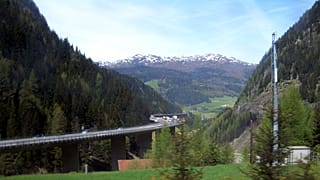 Vater über alle Berge: 10- und 14-jährige Töchter an der Autobahn vergessen