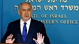 Benjamin Netanyahu esta segunda-feira em conferência de imprensa 
