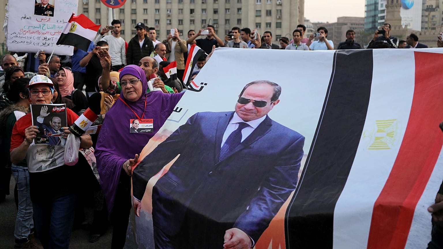 السيسي: "سنواصل معركتي البقاء والبناء" ومنافسه السابق في الانتخابات يقول إنه "الرئيس المناسب"