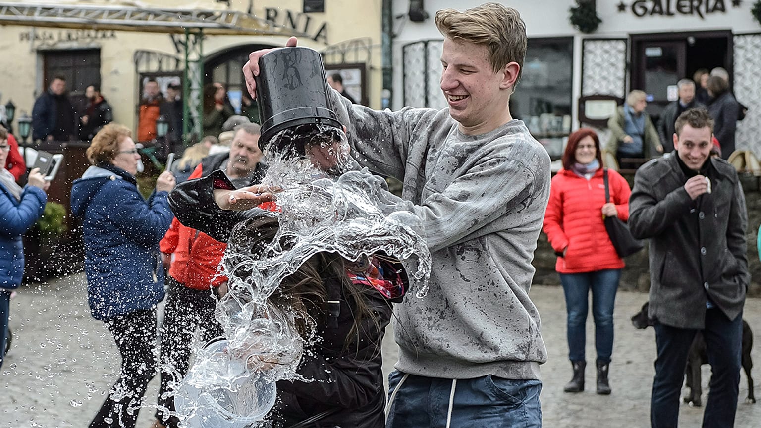 Húsvéti locsolkodás a középkelet-lengyelországi Kazimierz Dolny településen