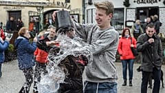 Húsvéti locsolkodás a középkelet-lengyelországi Kazimierz Dolny településen